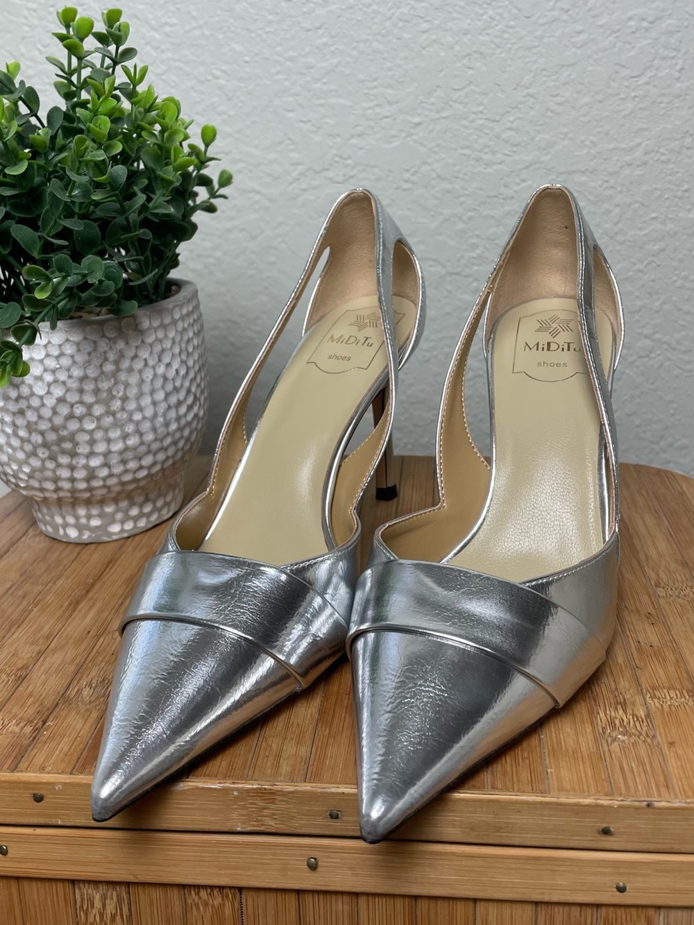 MiDiTu Silver Pointed Toe Heels
Elegant Classic Pumps Size 38